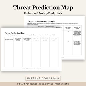 Pode incluir: Uma caneca de cerâmica branca com uma alça preta e o texto "But First, Coffee" em negrito preto. A caneca está sobre um fundo desfocado, sugerindo um ambiente acolhedor.
