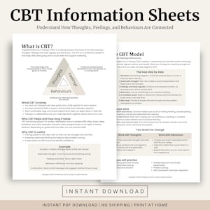 Könnte beinhalten: Eine weiße Keramik-Tasse mit schwarzem Henkel und dem Text "But First, Coffee" in handschriftlichem Stil. Die Tasse steht auf einer weißen Oberfläche. Die Tasse ist etwa 10 cm hoch.