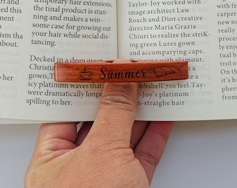 Gepersonaliseerde houten duim boekenpagina, houder geboortemaand bloem, leesassistent, cadeau boekenliefhebber