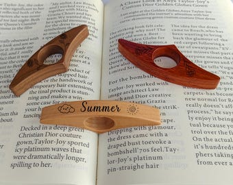 Página de libro de pulgar de madera personalizada, soporte con flor del mes de nacimiento, asistente de lectura, regalo para amantes de los libros