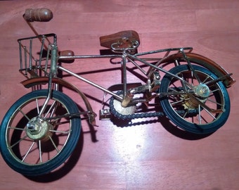 Bicyclette en métal doré et sculpture en fil et bois taille poupée #bikeart