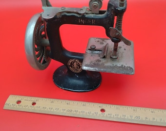 Vintage Childs Singer Hand crank sewing machine black cast iron miniature