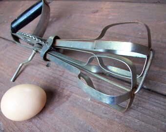 Batteur à oeufs vintage par Ekco, gadget de cuisine, batteur mélangeur noir #kitchentool #vintagekitchen #kitchengadget