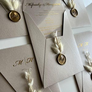 Acrylic Wedding Invitation Set with Cream Envelope: Gold Foil Accents & Dried Flowers