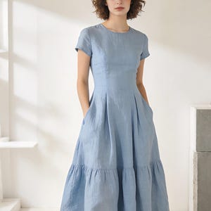 Abito da donna in lino azzurro / Abito midi a maniche corte / Abito estivo in cotone e lino / Abito minimalista a trapezio / Abito casual elegante immagine 2