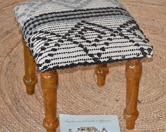 Taburete Kilim de algodón estilo bohemio hecho a mano - Taburete pequeño de madera con asiento de algodón texturizado - Silla auxiliar rústica de madera para tocador de sala de estar