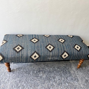 Handgjord Kelim Ottoman Bänk – Blå Geometrisk Klädd Fotpall med Träben – Boho Tribal Accent Möbel för Vardagsrum eller Hall