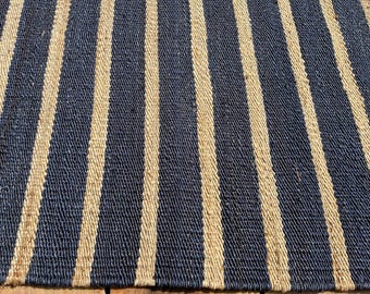 Tapete corredor artesanal listrado azul em juta, decoração boho de cânhamo.