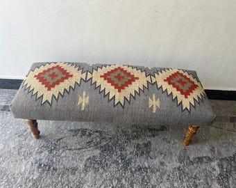 Banco otomano Kilim hecho a mano – Reposapiés geométrico con patas de madera tapizadas – Mueble bohemio con acento tribal para sala de estar o entrada