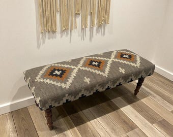 Handgemaakte Turkse kelimbank: opklapbare boho-poef, slaapkamer met rustiek houten frame