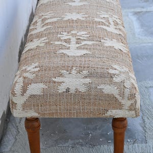 Vitblommig kelimbänk i jute - Hall/Entrédekor Klädd bänk, Jute-ottoman, Boho heminredningsmöbler, Aztekisk sittottoman