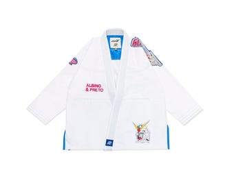 May include: White martial arts gi with blue detailing. The gi has the text "ALBINO & PRETO" in pink, and graphic patches. This martial arts uniform is designed for training and competition.