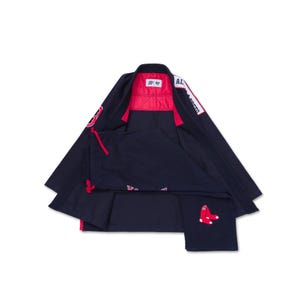 Puede incluir: Chaqueta azul marino con detalles y forro rojos. Presenta el logotipo y las letras de los Medias Rojas de Boston. Incluye un logotipo "B" rojo en la manga y un par de calcetines rojos en el bolsillo.