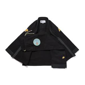 以下が含まれることがあります： 黒色の武道着セット。ジャケットとパンツが含まれています。ジャケットの肩には金と黄色のパッチがあり、胸には小さなロゴがあります。パンツには脚に小さなロゴがあります。巾着袋が付属しています。