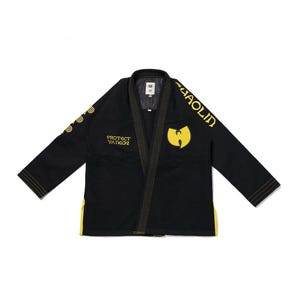 Op de afbeelding: Zwarte vechtsport gi met gele accenten. De gi heeft het Wu-Tang Clan logo en de woorden "PROTECT YA NECK!" en "SHAOLIN" in het geel. Het heeft gele randen en stiksels.