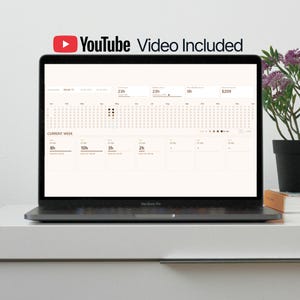 Puede incluir: Un portátil MacBook Pro muestra una interfaz de calendario con datos de seguimiento del tiempo. La pantalla muestra el texto "YouTube Video Included" encima del calendario. El calendario muestra bloques de tiempo, con etiquetas como "8h", "10h", "3h" y "2h".