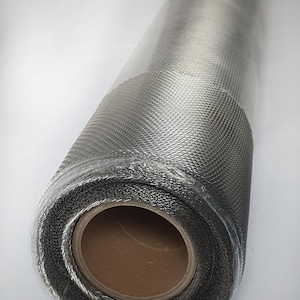Könnte beinhalten: Ein Set aus drei Keramikbechern mit gesprenkelter, matter Oberfläche. Die Becher sind in Creme-, Hellgrau- und Dunkelgrautönen gehalten. Jeder Becher hat ein schlichtes, minimalistisches Design und einen abgerundeten Henkel.