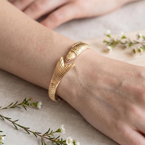 Armband med guldfisk, öppen manschett i havet, armband med detaljerad skala, gåva för naturälskare, handgjort guldarmband