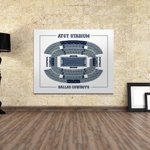 Puede incluir: Una impresión en lienzo blanco con un plano de asientos azul y gris del estadio AT&T, hogar de los Dallas Cowboys. El texto "AT&T Stadium" y "Dallas Cowboys" está impreso en el lienzo.