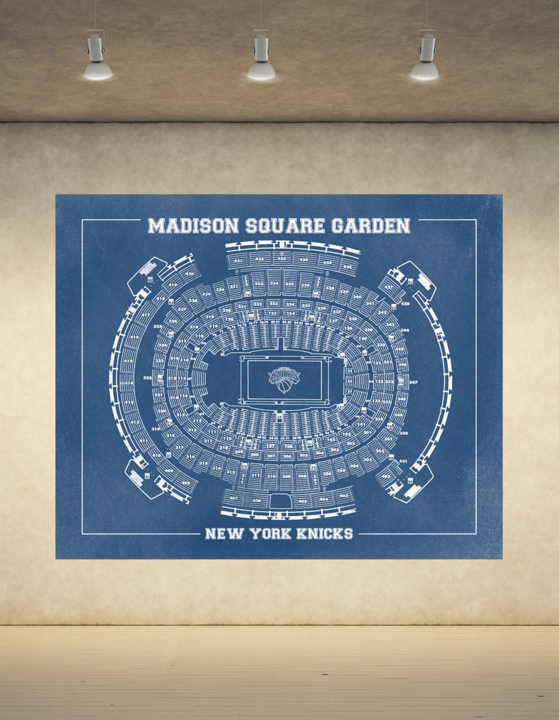 Puede incluir: Un plano de planta de estilo azul y blanco para el Madison Square Garden, hogar de los New York Knicks. El plano muestra la disposici&oacute;n de la arena, incluyendo la cancha, las secciones de asientos y los n&uacute;meros de fila.