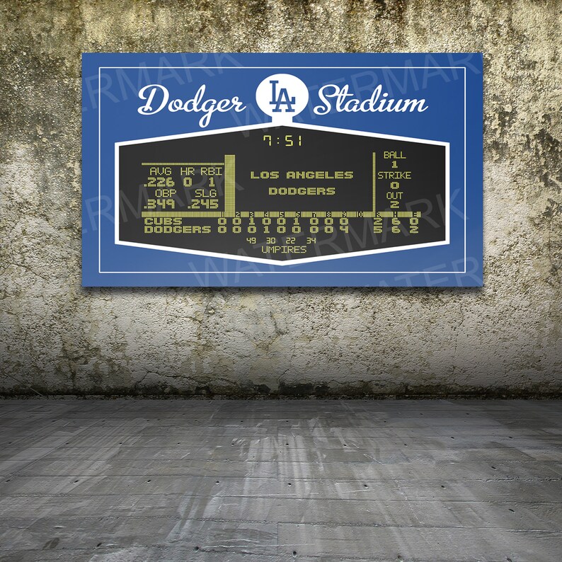 Puede incluir: Un marcador de estilo vintage con el texto "Dodger Stadium" y "Los Angeles Dodgers" en letras doradas sobre un fondo azul. El marcador muestra estad&iacute;sticas de b&eacute;isbol, incluyendo promedios de bateo, jonrones, carreras impulsadas, porcentaje de embasamiento, porcentaje de slugging y el marcador del juego. El marcador tambi&eacute;n muestra el n&uacute;mero de bolas, strikes y outs.