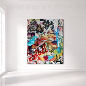 Könnte beinhalten: Ein großes, farbenfrohes abstraktes Kunstwerk mit einer Collage aus überlagerten Bildern und Texten. Das Kunstwerk zeigt ein Teilporträt mit blauen Lippen und dem Wort "Stoli" in Rot. Der Hintergrund ist eine Mischung aus Farben und Texturen.