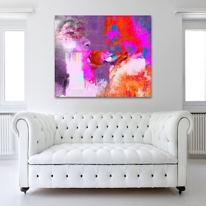 Könnte beinhalten: Abstrakter Kunstdruck mit einer Nahaufnahme eines Frauen Gesichts mit einer roten und pinken Erdbeere im Mund. Der Hintergrund ist eine Mischung aus rosa, lila und orange Farben.