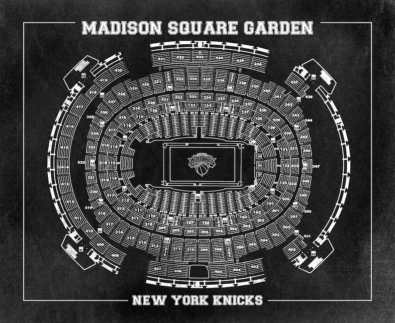Puede incluir: Un plano de asientos en blanco y negro para el Madison Square Garden, hogar de los New York Knicks. El plano muestra la disposici&oacute;n de la arena, incluyendo la cancha, las secciones de asientos y los n&uacute;meros de fila.