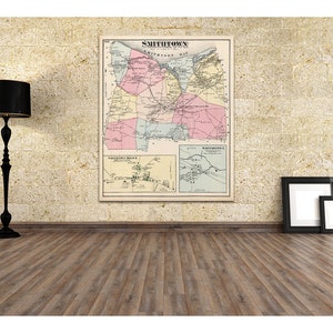 Puede incluir: Un mapa vintage de Smithtown, Nueva York, con un fondo beige y líneas y texto de colores. El mapa muestra el diseño de la ciudad, incluyendo carreteras, vías fluviales y vecindarios. El mapa está enmarcado y colgado en una pared con textura de piedra.