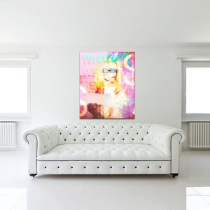 Könnte beinhalten: Abstrakter Kunstdruck mit rosa Hintergrund und einem Frauen Gesicht mit einem blauen und grünen Auge. Der Text "WHAT DO WE SEE" ist auf dem Druck sichtbar.