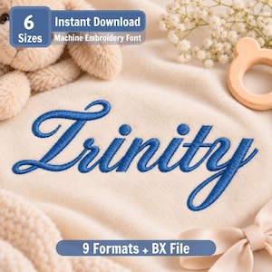 Könnte beinhalten: Ein Maschinenstickschrift-Design mit dem Namen Trinity, gestickt in einer kräftigen blauen Schreibschrift auf cremefarbenem Stoff. Das Bild enthält Texteinblendungen mit 6 Sizes, Instant Download und 9 Formats + BX File.