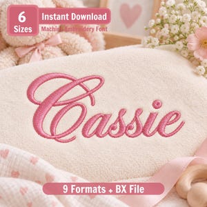 Könnte beinhalten: Eine digitale Datei für Maschinenstickerei mit dem Namen Cassie in einer rosa Schreibschrift. Der Text ist auf einem cremefarbenen, strukturierten Stoff abgebildet. Das Bild enthält Textbeschriftungen für 6 Größen, 9 Formate und eine BX-Datei.