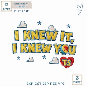 Op de afbeelding: Een borduurontwerp met de gele tekst I KNEW IT, I KNEW YOU met blauwe omlijningen. Het ontwerp bevat witte wolken, blauwe sterren, een kleurrijke bal en een rood hart met de gele letters TS. Tekst geeft 5 maten aan: 3, 4, 6, 8 inch.