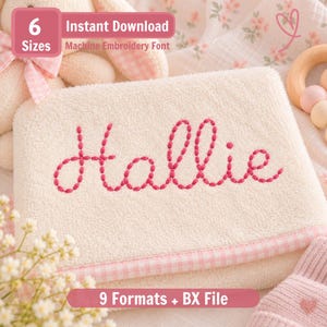 Może przedstawiać: Kremowa powierzchnia z pluszowej tkaniny z wyhaftowanym imieniem Hallie ciemnoróżową kursywą. Tekst 6 Sizes Instant Download Machine Embroidery Font oraz 9 Formats + BX File jest widoczny w różowych prostokątnych ramkach.