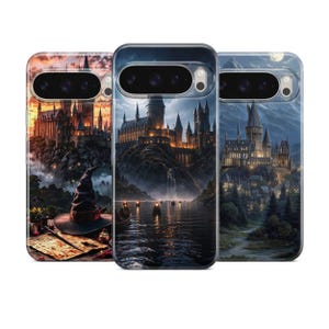 Könnte beinhalten: Drei Handyhüllen mit Fantasy-Schloss-Motiven. Die Hüllen zeigen einen Zaubererhut, Pergament und einen See mit Booten. Die Schlösser sind vor Sonnenuntergangs- und Nachthimmeln beleuchtet, mit detaillierten architektonischen Merkmalen.