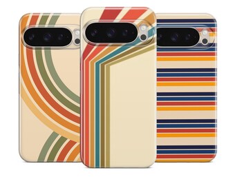 Könnte beinhalten: Drei Handyhüllen mit Retro-Designs. Eine Hülle hat ein gebogenes Regenbogenmuster in Orange, Grün und Braun. Eine andere hat ein vertikales Streifendesign in Orange, Rot und Blau. Die dritte Hülle hat horizontale Streifen.