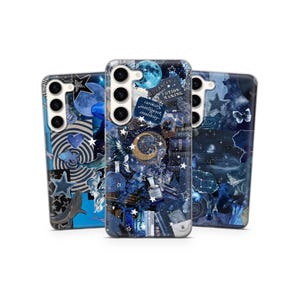 Op de afbeelding: Drie telefoonhoesjes met hemelse ontwerpen. De hoesjes hebben een collage van manen, sterren en tekst, met een kleurenpalet van blauw en wit. Eén hoesje heeft de tekst "Advanced Potion Making".