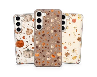 Puede incluir: Tres fundas para teléfono con diseños de otoño. Las fundas presentan calabazas, hojas y tazas de café en tonos naranja, marrón y crema. Las fundas están diseñadas para adaptarse a un teléfono inteligente.