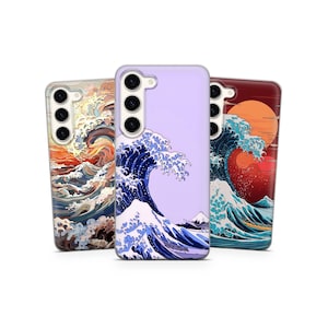 Può includere: Tre custodie per telefono con un design a onda giapponese. Le custodie presentano una varietà di colori, tra cui blu, viola, arancione e bianco. Il design a onda è una rappresentazione stilizzata di una grande onda oceanica.