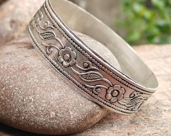 ヴィンテージ アンティーク 彫刻 Silverバングル ブレスレット ヴィンテージ彫刻花柄シルバーバングルブレスレット、ユニークな職人の