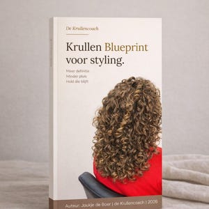 Könnte beinhalten: Ein Buch mit dem Titel "Krullen Blueprint voor styling" von De Krullencoach. Das Cover zeigt eine Frau mit braunem lockigem Haar, die ein rotes Oberteil trägt. Der Titel ist in Gold, mit zusätzlichem Text darunter. Der Name des Autors und das Jahr stehen unten.