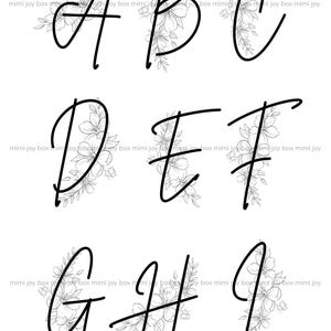 Può includere: Lettere corsive nere dalla A alla I, ciascuna ornata da un motivo floreale. Le lettere sono in stile manoscritto, con una delicata composizione floreale sul lato. Lo sfondo è bianco.