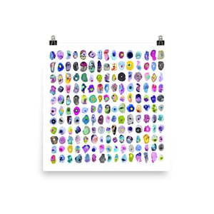 Op de afbeelding: Een print met een raster van kleurrijke, abstracte vormen. De vormen variëren in grootte en kleur, waaronder tinten blauw, paars, groen, geel en roze. De print is gemonteerd op wit papier en vastgezet met een zwarte clip.