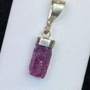 Könnte beinhalten: Rustikales Holzschild mit dem Text "Welcome to our porch" in weißer Schrift. Das Schild hat eine verwitterte Oberfläche und ein schlichtes, einladendes Design, ideal für die Außendekoration.