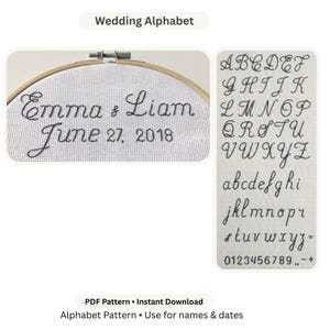 Op de afbeelding: Een borduurring met de namen "Emma & Liam" en de datum "27 juni 2018" geborduurd in zwart garen. Daarnaast een tabel met het alfabet en cijfers in bijpassend schrift. De tekst "Wedding Alphabet" staat bovenaan.