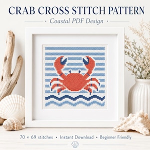Puede incluir: Un patrón de punto de cruz titulado CRAB CROSS STITCH PATTERN Coastal PDF Design que muestra un cangrejo rojo con pinzas azules centrado sobre un fondo de rayas horizontales azules y blancas sobre líneas onduladas azul oscuro, 70 x 69 puntos.