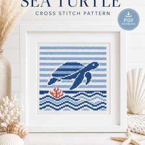 Può includere: Uno schema a punto croce incorniciato intitolato SEA TURTLE CROSS STITCH PATTERN che mostra una tartaruga marina blu che nuota sopra linee blu ondulate e un piccolo pezzo di corallo arancione. Il testo 70 x 70 STITCHES 3 DMC COLORS è in basso.