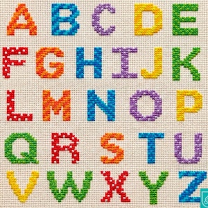 Puede incluir: Un muestrario de punto de cruz que muestra el alfabeto en mayúsculas. Cada letra es de un color diferente, incluyendo rojo, naranja, azul, verde, amarillo y morado. Las letras están bordadas sobre una tela beige claro.