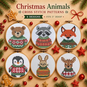 Può includere: Sei schemi a punto croce intitolati Christmas Animals Cross Stitch Patterns, raffiguranti un orso, un procione, una volpe, un pinguino, un coniglio e un cervo con maglioni festivi. I disegni sono in telai di legno da 7,6 cm su sfondo beige.