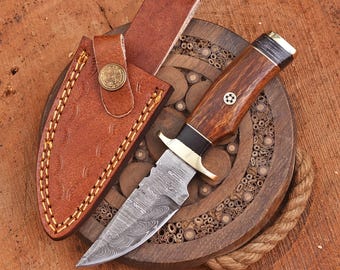 Cuchillo de caza de Damasco hecho a mano con mango de palisandro. Regalo para padre, regalo de boda, cuchillo Bowie, regalo de cumpleaños, regalo de aniversario, cuchillo de camping.